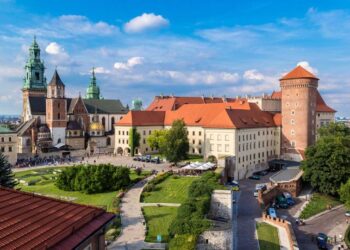 What experts recommend and recommend against doing when something breaks in your home