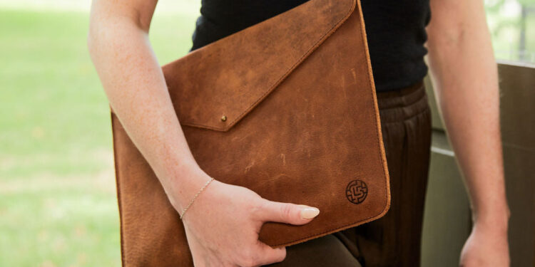 Why Should You Give Leather Bags as Gifts This Season